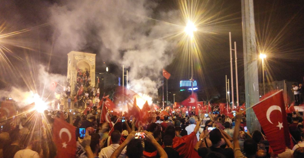 Οι υποστηρικτές του Ερντογάν στους δρόμους – ΒΙΝΤΕΟ