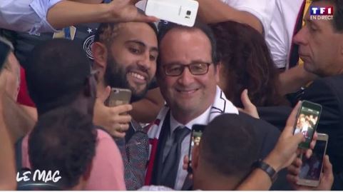 Οι έξαλλοι πανηγυρισμοί του Ολάντ και οι selfies με τους φιλάθλους – ΦΩΤΟ – ΒΙΝΤΕΟ