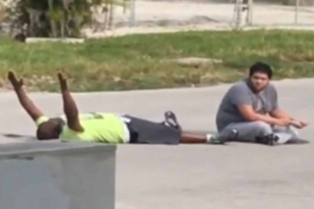 ΒΙΝΤΕΟ σοκ – Αστυνομικοί στις ΗΠΑ πυροβολούν άοπλο άνδρα