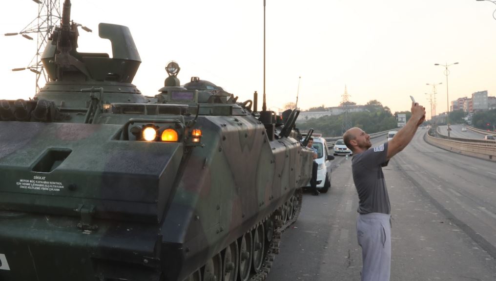 Ο πολίτης που έβγαλε selfie με το άρμα – ΦΩΤΟ