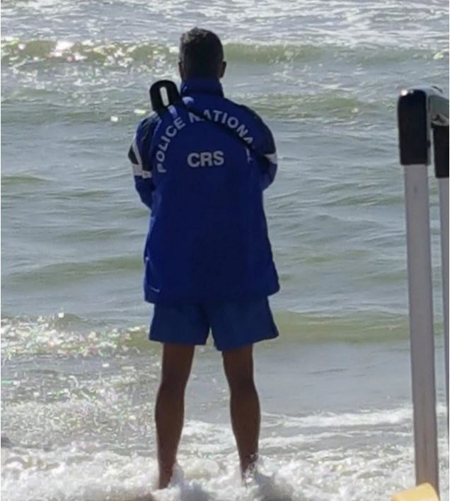 Ένοπλοι αστυνομικοί με μαγιό φυλάνε τις παραλίες στη Γαλλία – ΦΩΤΟ