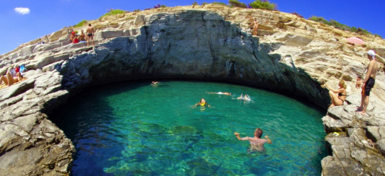 Ένα ελληνικό νησί στα 23 «κρυμμένα» μαγικά μέρη στον κόσμο