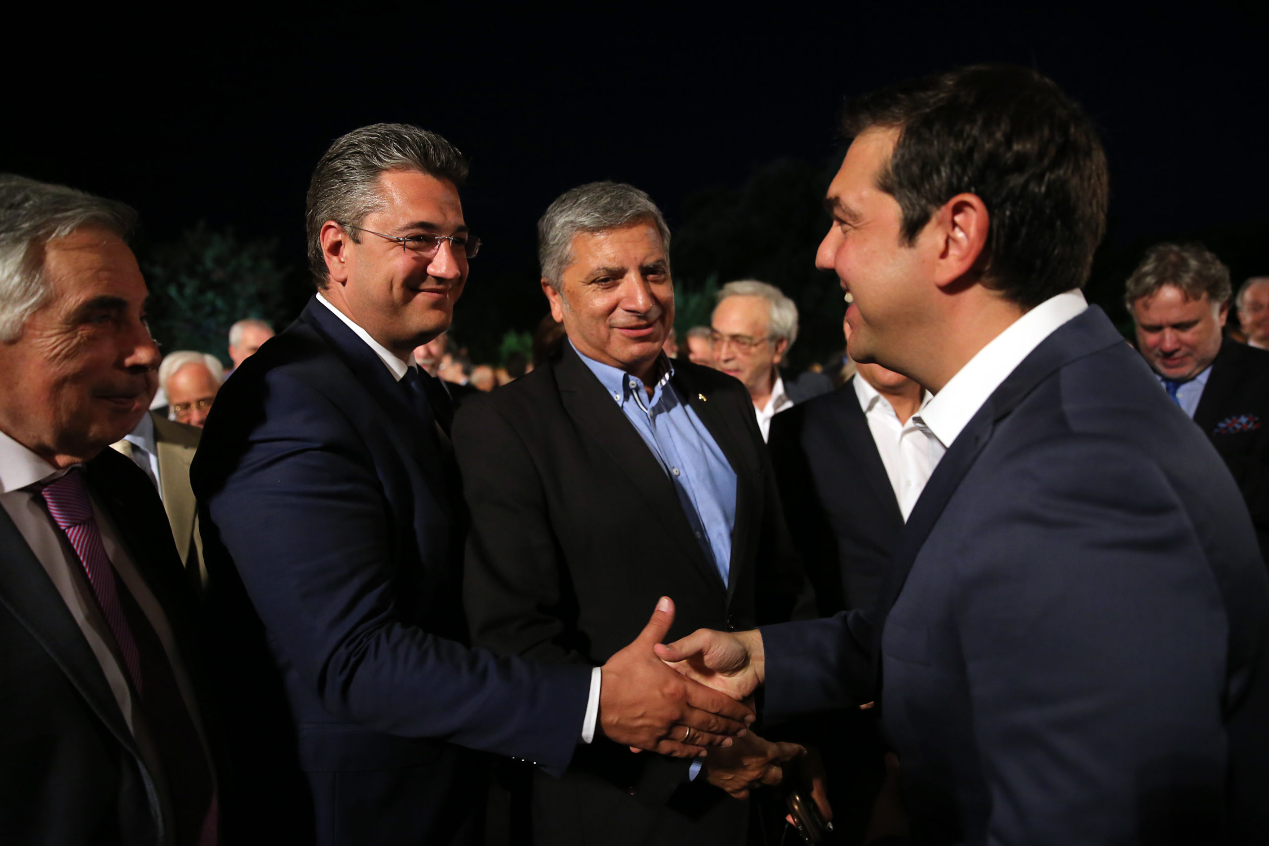 Η χειραψία του Τσίπρα με τον Τζιτζικώστα – ΦΩΤΟ