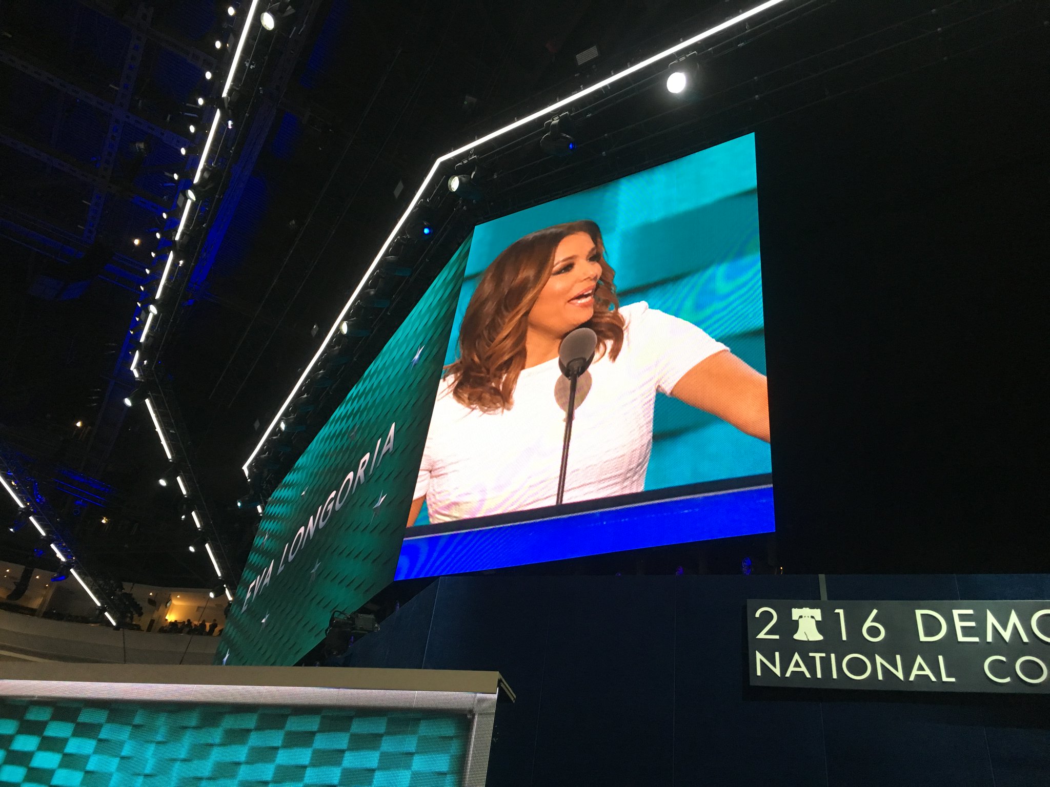 Η Εύα Λονγκόρια “τα χώνει” στον Τραμπ – ΒΙΝΤΕΟ