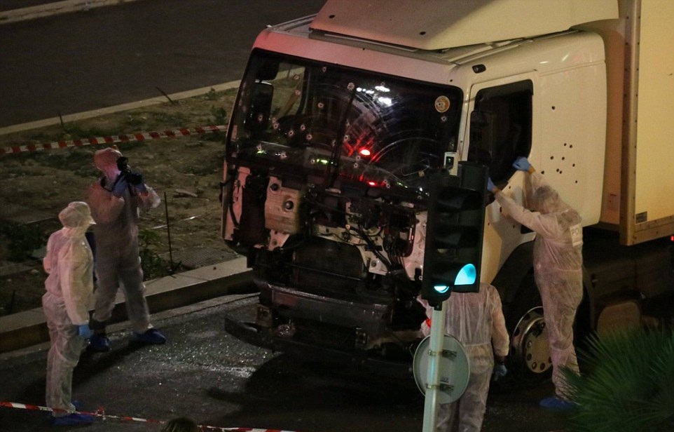 Η στιγμή που οι Γάλλοι αστυνομικοί σκοτώνουν τον μακελάρη της Νίκαιας – ΒΙΝΤΕΟ