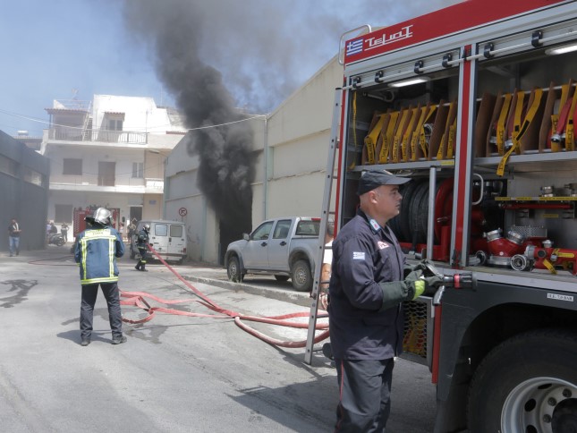 Υπό έλεγχο η πυρκαγιά σε αποθήκες στο Ηράκλειο Κρήτης