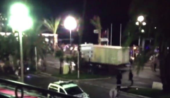 Η φονική πορεία του φορτηγού που σκόρπισε τον θάνατο στη Νίκαια – ΒΙΝΤΕΟ