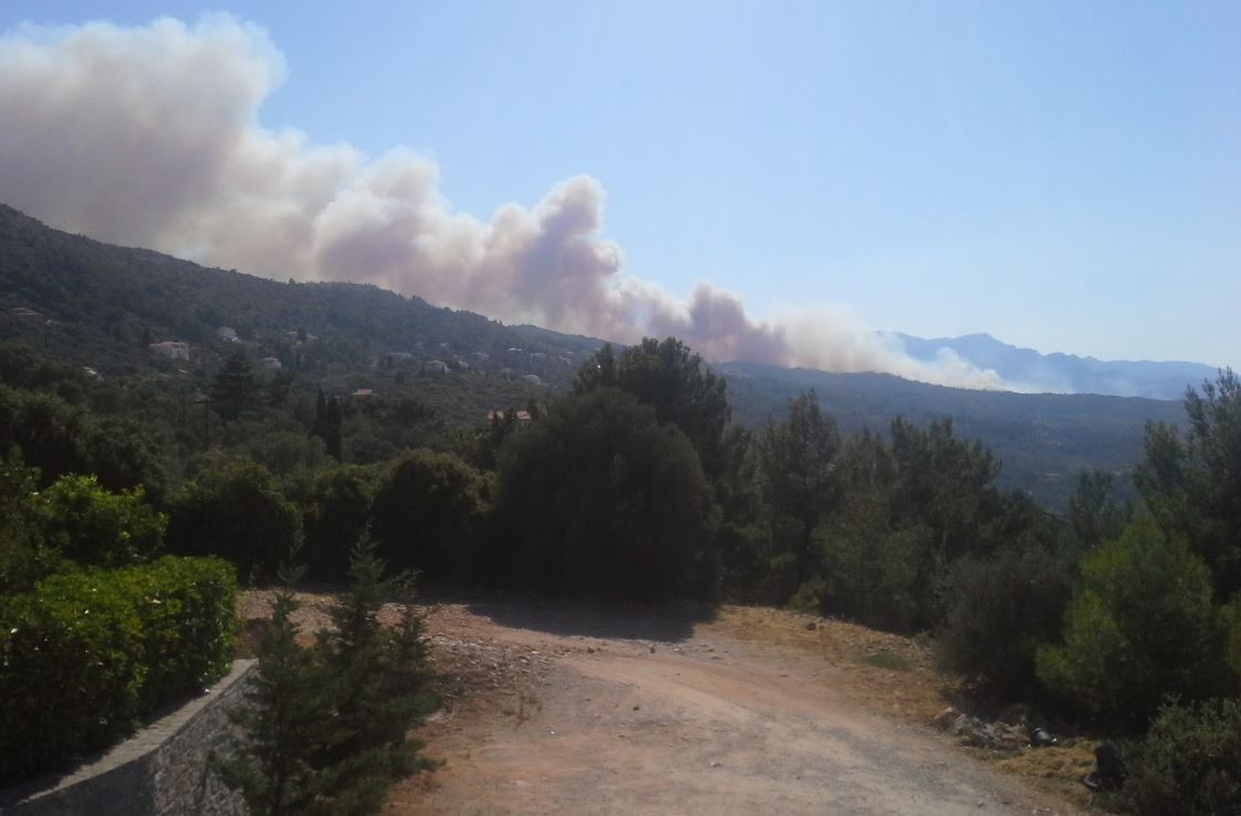 ΦΩΤΟ από τη φωτιά στη Σάμο