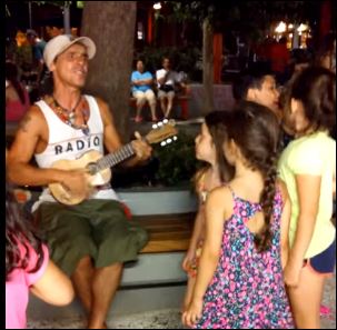 Ο Manu Chao τραγουδάει σε πλατεία στο Παγκράτι – ΒΙΝΤΕΟ