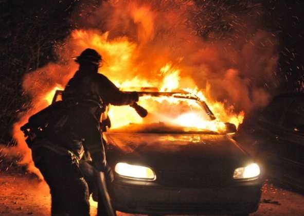 Φωτιά σε δύο Ι.Χ. οχήματα στα Εξάρχεια – ΤΩΡΑ