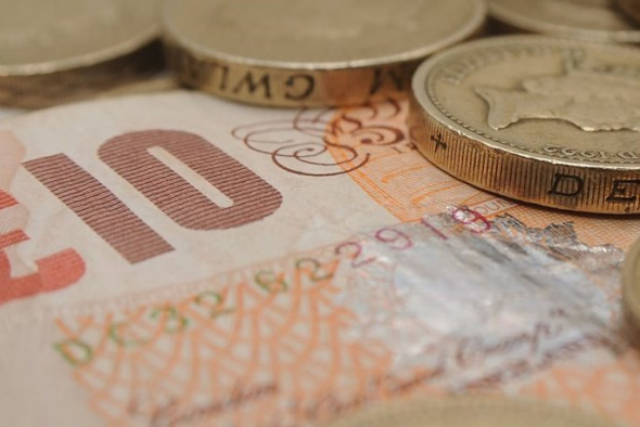 Ανακάμπτουν η στερλίνα και οι χρηματιστηριακές αγορές