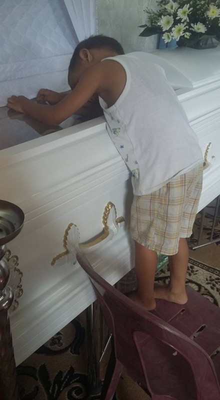 Ραγίζει καρδιές ο μικρός που δεν αποχωρίζεται το φέρετρο της μαμάς του – ΦΩΤΟ