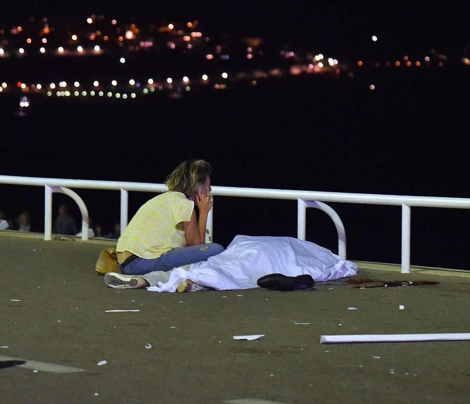 Χάος και πανικός μετά την επίθεση στη Νίκαια – Συγκλονιστικές εικόνες