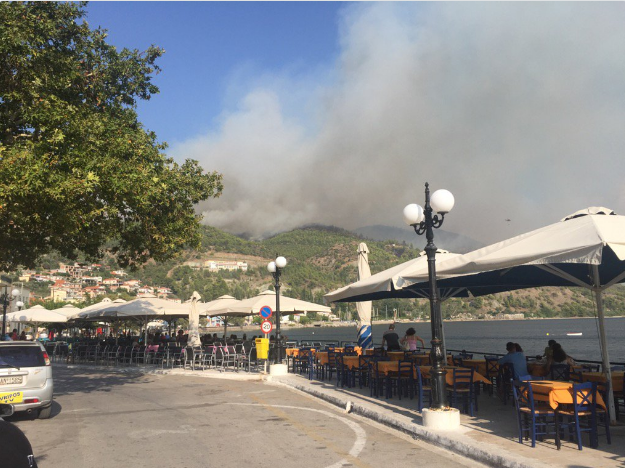 Ο Σίμος Κεδίκογλου φωτογραφίζει το πύρινο μέτωπο στη Λίμνη Ευβοίας