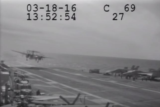 Προσγείωση θρίλερ – Αεροπλάνο πέφτει από διάδρομο αεροπλανοφόρου – ΒΙΝΤΕΟ