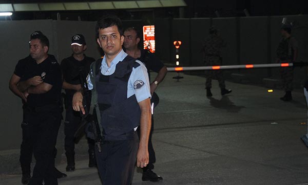 Νέες ΦΩΤΟ από την επιχείρηση της τουρκικής αστυνομίας στο Ιντσιρλίκ
