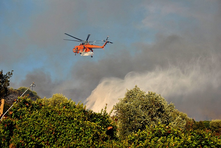 Στα Αρμόλια επικεντρώνεται η επιχείρηση της πυροσβεστικής στη Χίο – ΦΩΤΟ
