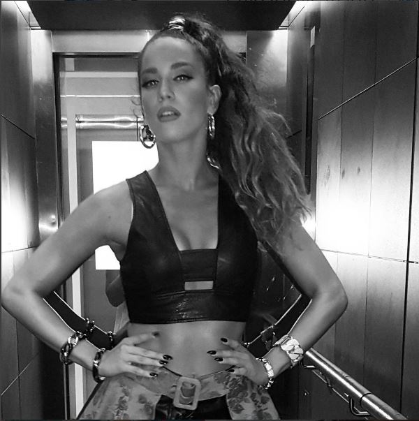 Αναστάτωσε το δερμάτινο σορτσάκι της Στικούδη – ΦΩΤΟ