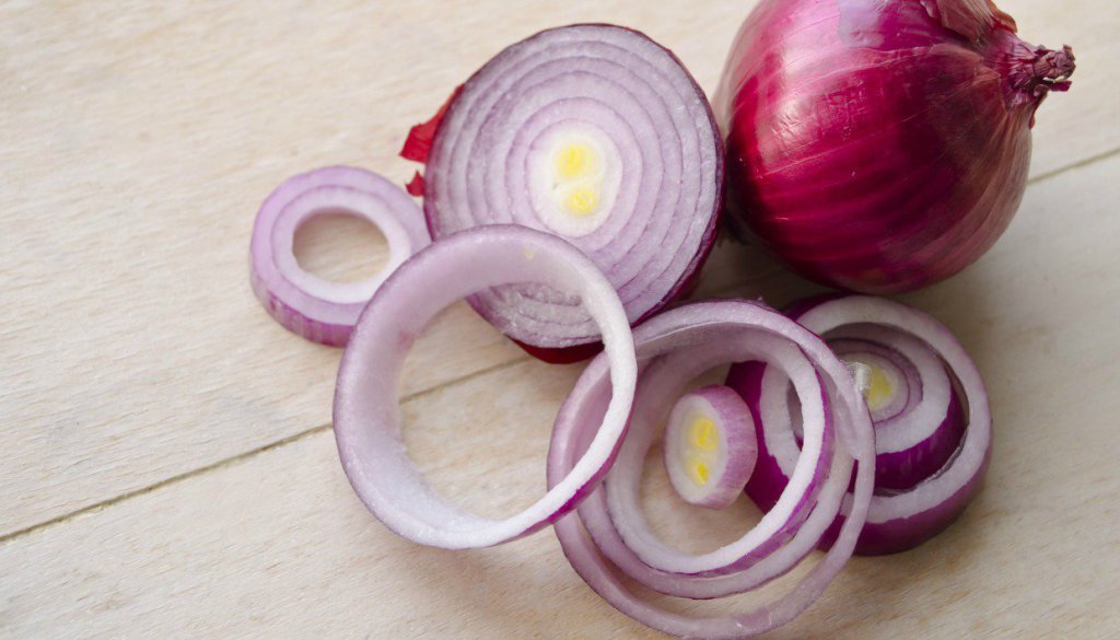 Έτσι θα εξαφανίσετε τη μυρωδιά του κρεμμυδιού από τα χέρια σας