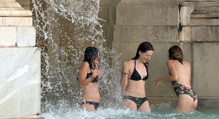 Οργή στην Ιταλία για τις τουρίστριες που βούτηξαν σε ιστορικό συντριβάνι – ΦΩΤΟ