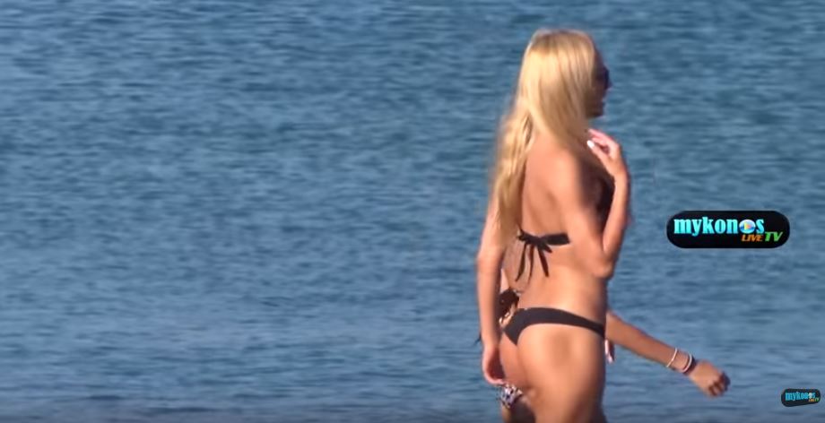 Η Τζούλια Νόβα στην παραλία – ΒΙΝΤΕΟ