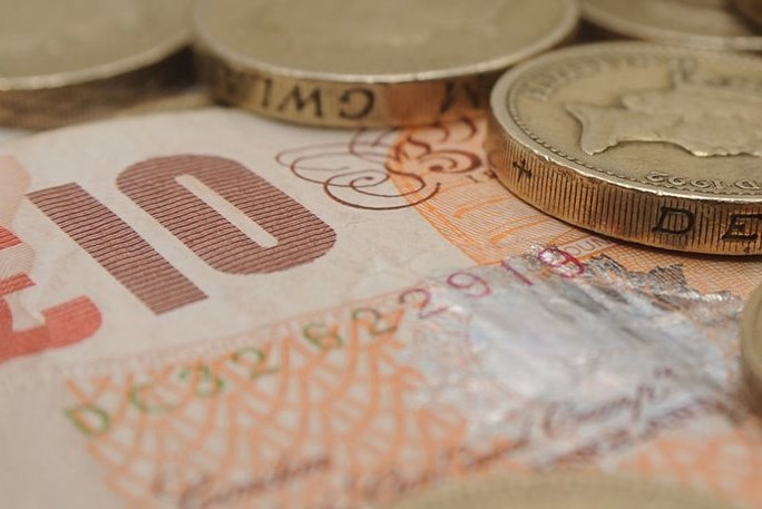 Βρετανία: Σε νέο χαμηλό 31 ετών υποχωρεί η στερλίνα