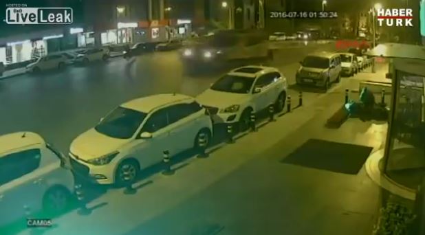 ΒΙΝΤΕΟ σοκ από την Τουρκία – Τανκ περνάει πάνω από διαδηλωτή