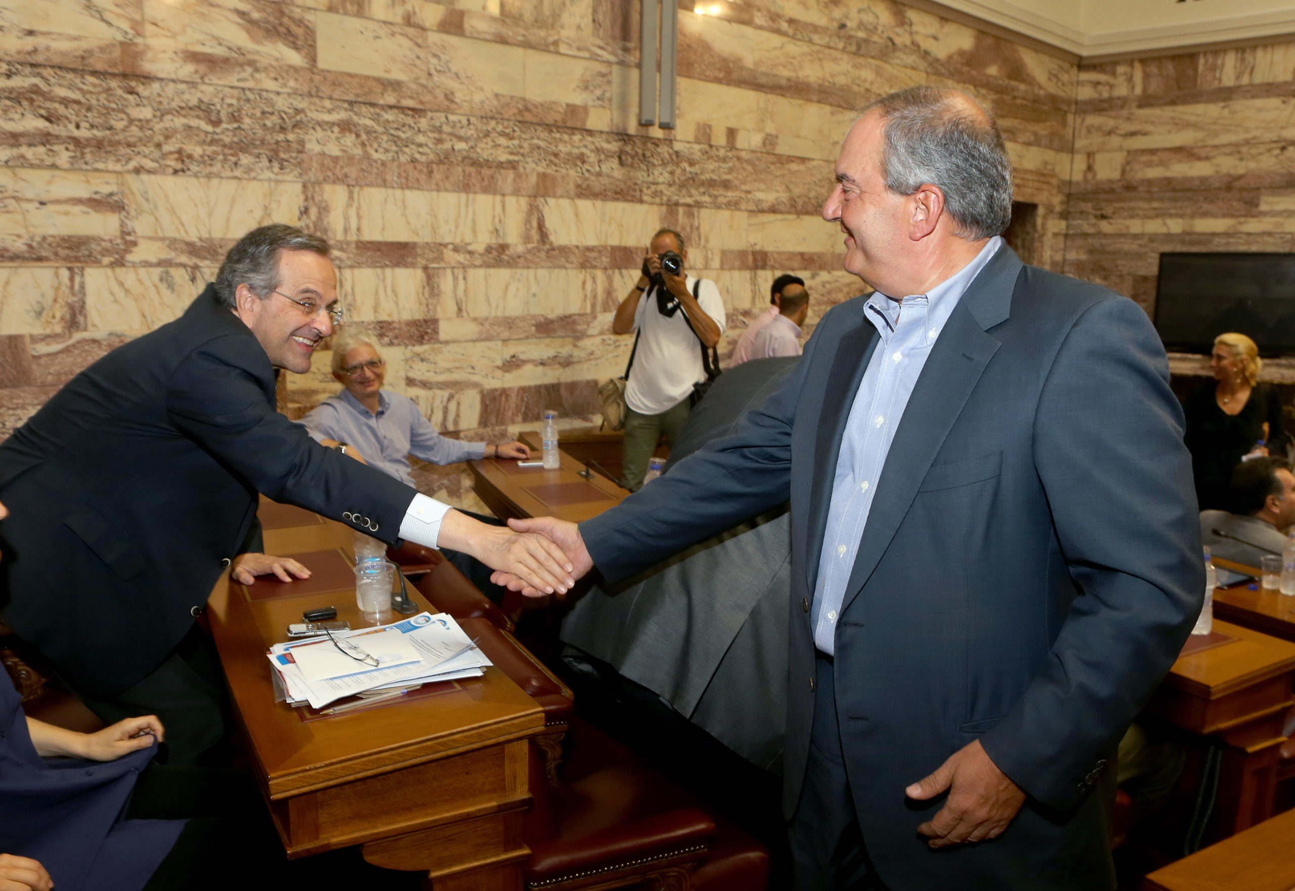 Η θερμή χειραψία Καραμανλή – Σαμαρά στην ΚΟ της ΝΔ – ΦΩΤΟ