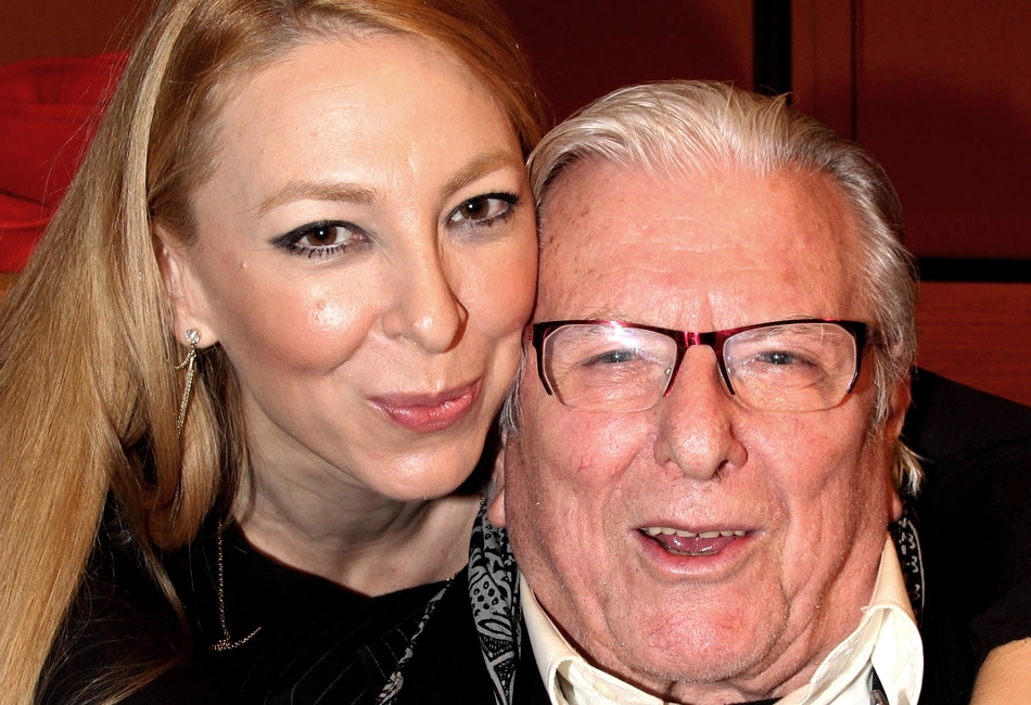 Μπαμπάς και πάλι ο Βουτσάς – Η φωτογραφία που έβγαλαν οι κόρες του με το μωρό