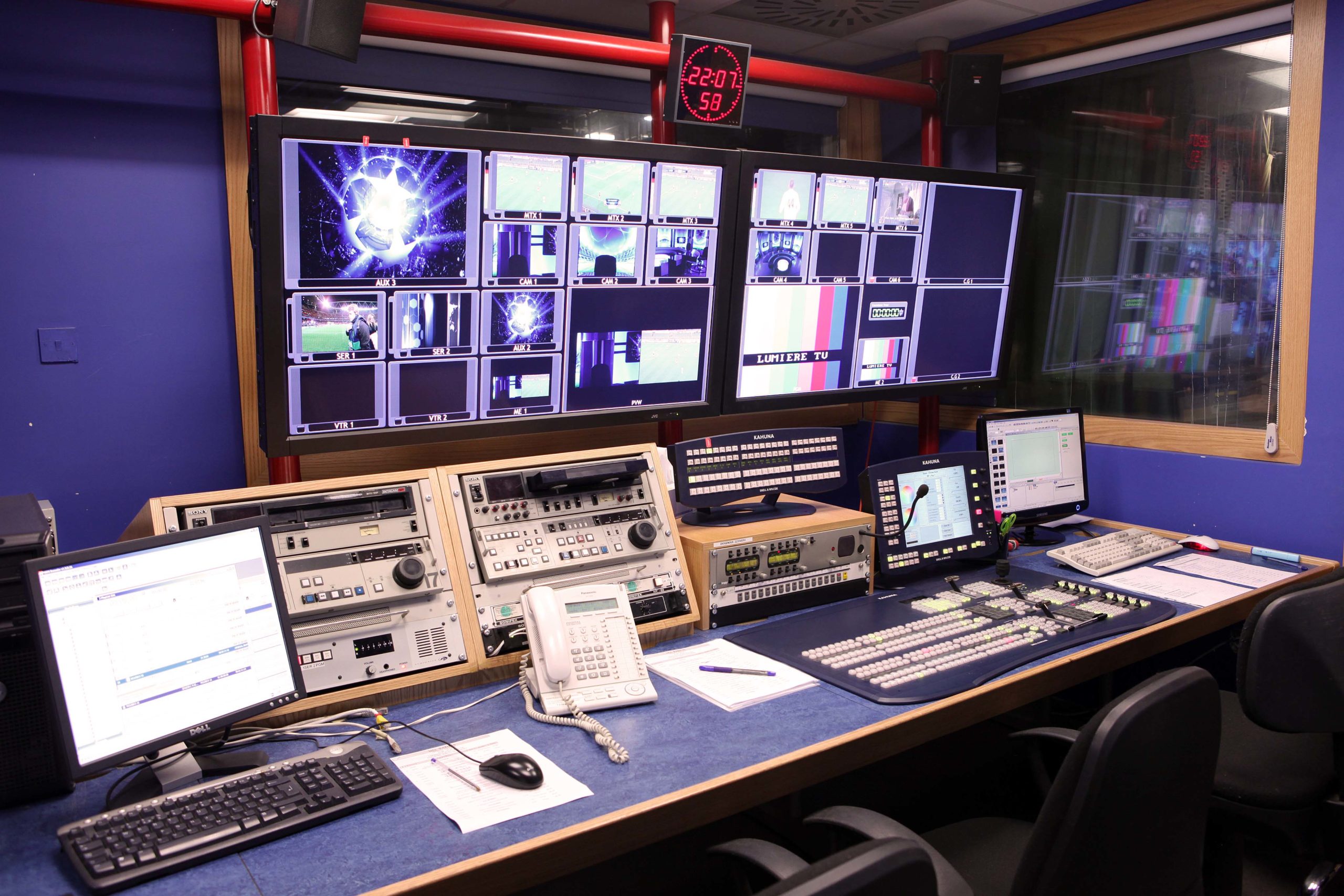 Εξηγήσεις για τις τηλεοπτικές άδειες ζητά με επιστολή της η Κομισιόν