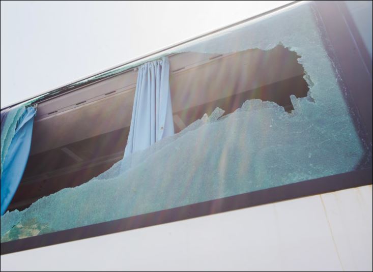 Στις φλόγες λεωφορείο στην Κρήτη – Επιβάτες έσπασαν τα παράθυρα για να βγουν έξω – ΦΩΤΟ