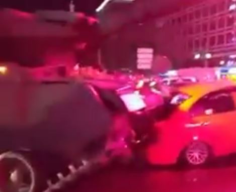 Συγκλονιστικό ντοκουμέντο – Άρμα μάχης διαλύει ταξί συνεχίζοντας την πορεία του στην Κωνσταντινούπολη – ΒΙΝΤΕΟ