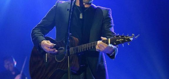 Θρήνος για γνωστό τραγουδιστή – Νεκρός ο 19χρονος γιος του