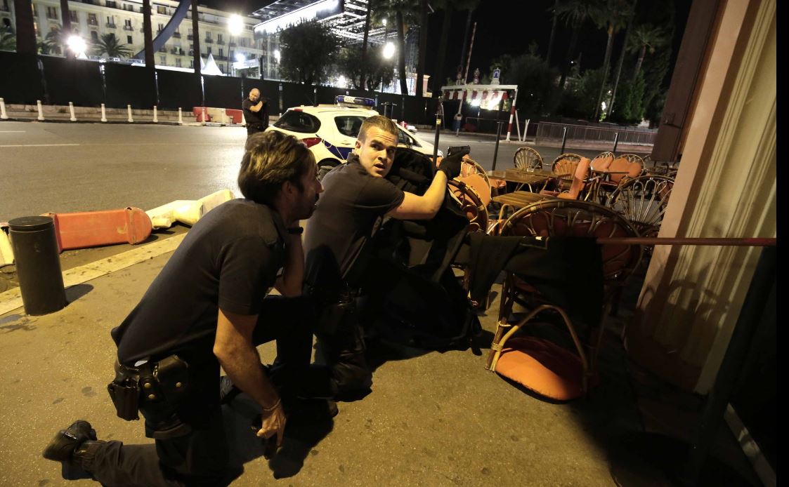 Γαλλία – Πολυβόλα και χειροβομβίδες εντοπίστηκαν στο φορτηγό