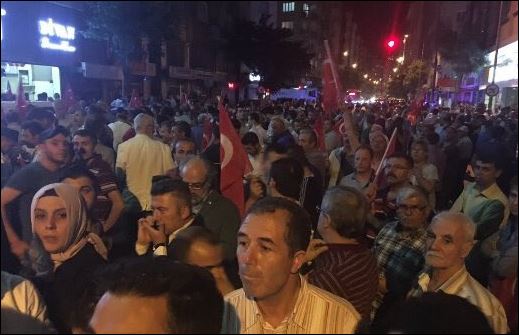 Δεκάδες πολίτες διαδηλώνουν κατά του πραξικοπήματος στην Τουρκία – ΒΙΝΤΕΟ