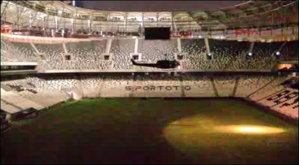 Νέο βίντεο ντοκουμέντο με τουρκικό στρατιωτικό ελικόπτερο να προσγειώνεται σε γήπεδο