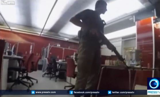 Οι διαδηλωτές αφοπλίζουν και χτυπούν τους στρατιώτες που εισέβαλαν στο CΝΝ Turk – ΒΙΝΤΕΟ