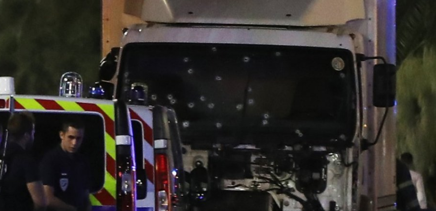 ΒΙΝΤΕΟ -ΝΤΟΚΟΥΜΕΝΤΟ – Οι πυροβολισμοί των Γάλλων αστυνομικών εναντίον του οδηγού της νταλίκας