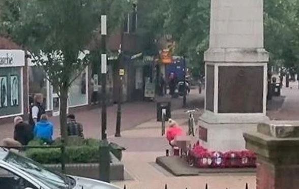 ΕΙΚΟΝΕΣ – Ντροπή: Γυναίκα ούρησε σε μνημείο πεσόντων στον Α’ Παγκόσμιο Πόλεμο