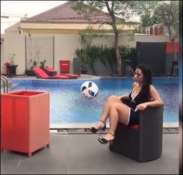 Με μίνι και ψηλοτάκουνα ο θηλυκός Ρονάλντο… ξαναχτυπά – ΒΙΝΤΕΟ