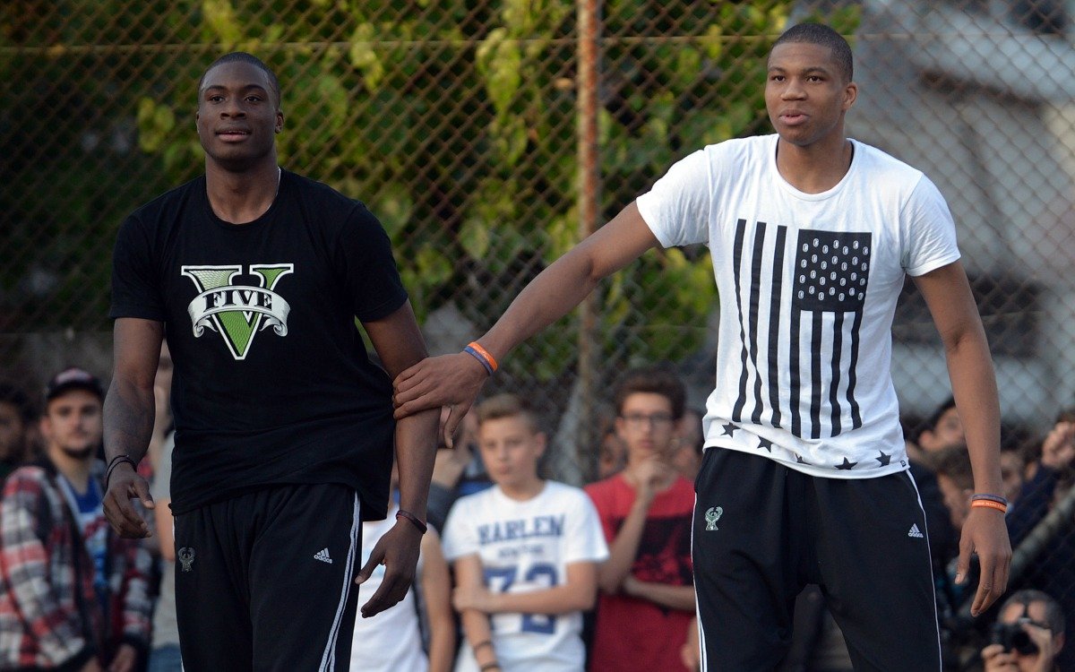 Στα χακί τα αδέρφια Αντετοκούνμπο