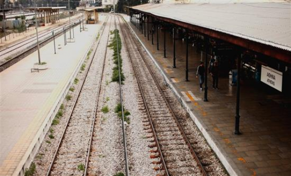Ακινητοποιημένα τρένα και προαστιακός