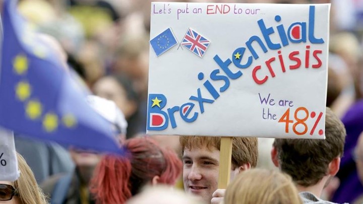 DW: Πολιτικό χάος παρατηρείται στη Βρετανία