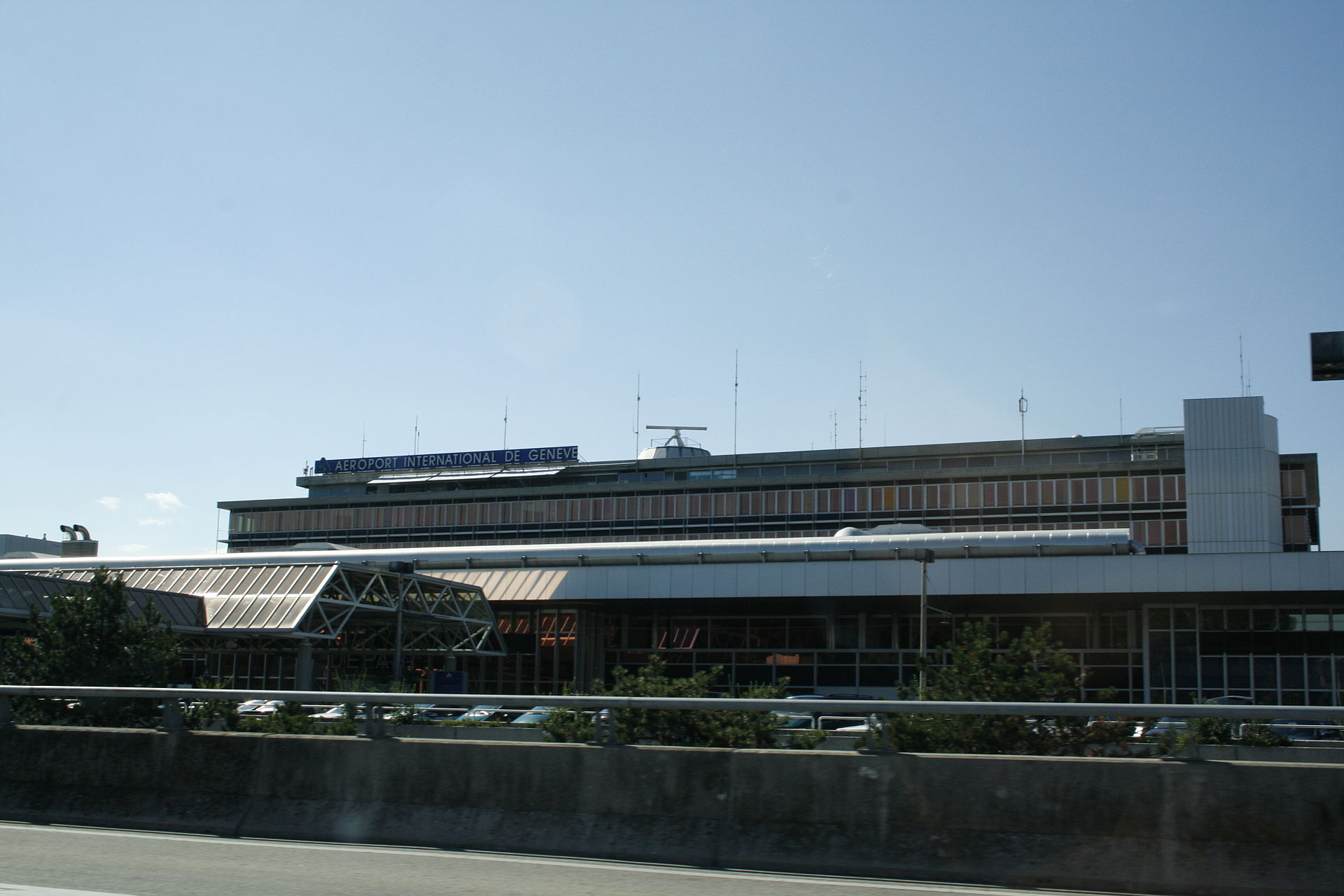 Συναγερμός στο αεροδρόμιο της Γενεύης μετά από απειλητικό τηλεφώνημα
