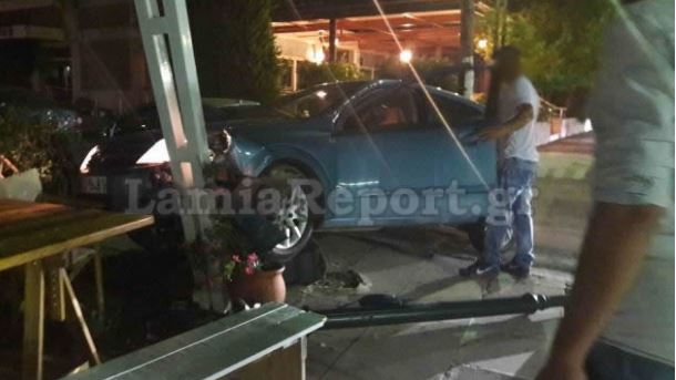 Αυτοκίνητο “εισέβαλε” σε μαγαζί στα Καμένα Βούρλα – ΦΩΤΟ