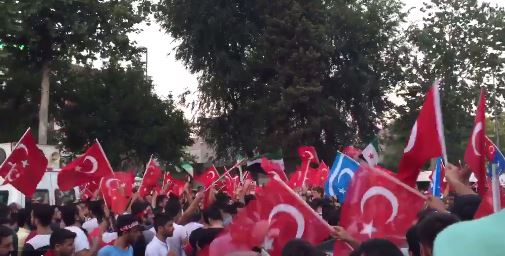 Χιλιάδες υποστηρικτές του Ερντογάν στους δρόμους της Κωνσταντινούπολης – ΦΩΤΟ