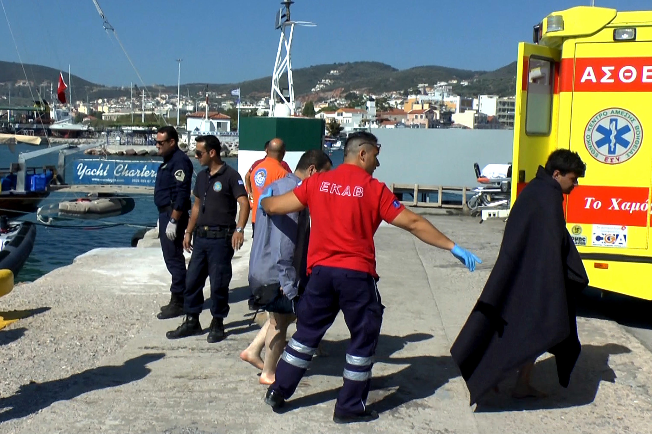 Σε εξέλιξη οι έρευνες για αγνοούμενους στο τραγικό ναυάγιο της Λέσβου – ΦΩΤΟ