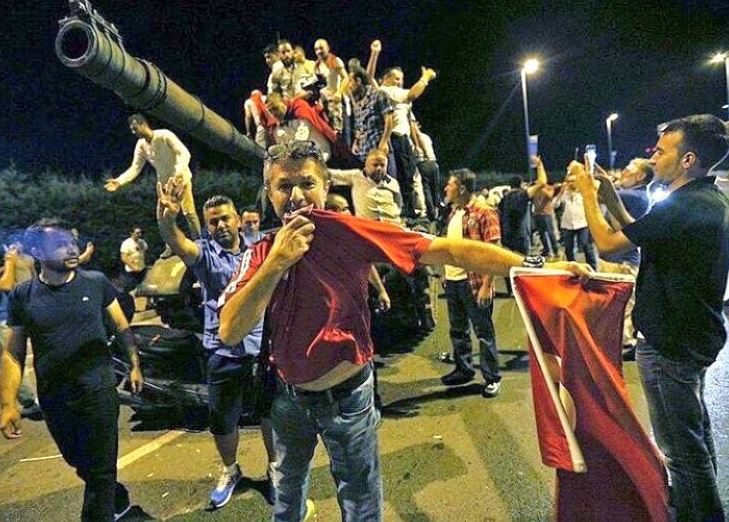 Υποστηρικτές του Ερντογάν επιτέθηκαν σε πραξικοπηματίες στρατιώτες που είχαν παραδοθεί