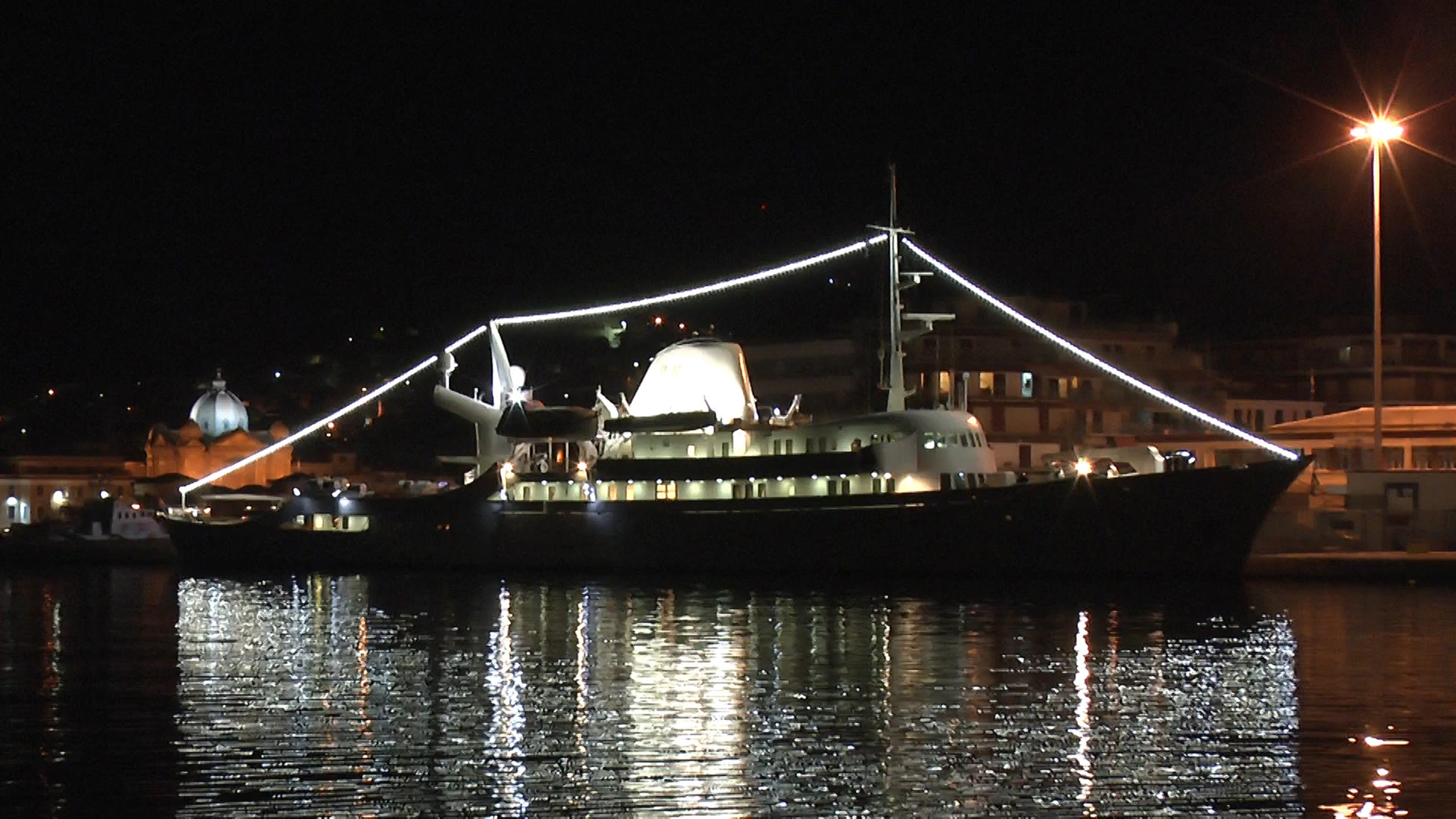 Σαουδάραβας πρίγκιπας στη Μυτιλήνη με τη θαλαμηγό «Χριστίνα» – ΦΩΤΟ