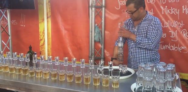 To εντυπωσιακό τρικ ενός μπάρμαν με 17 ποτήρια – ΒΙΝΤΕΟ